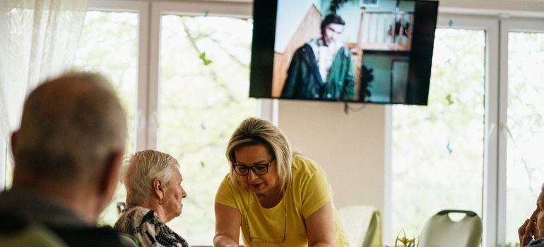 A person helps seniors downsize