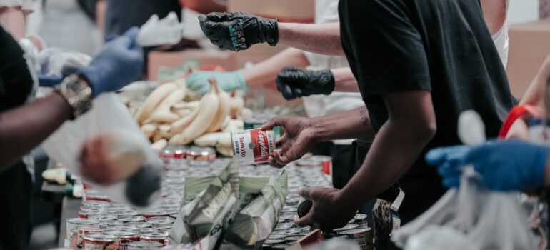 people donating food in the volonteer center