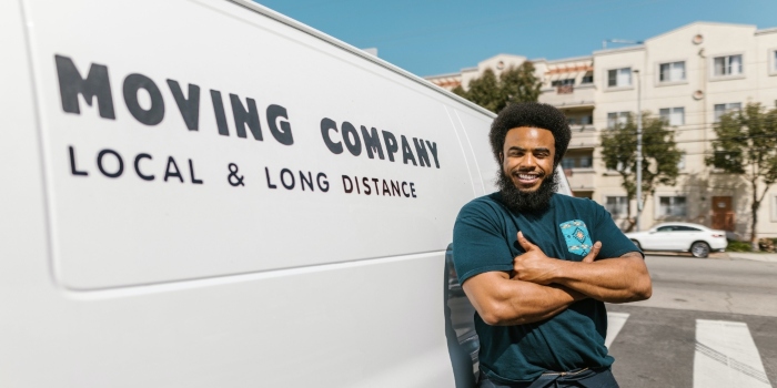 A moving professional in front of a van, he will help you spot fake reviews for movers in DC.