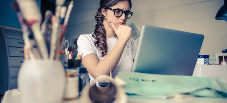 Picture of a worried woman 