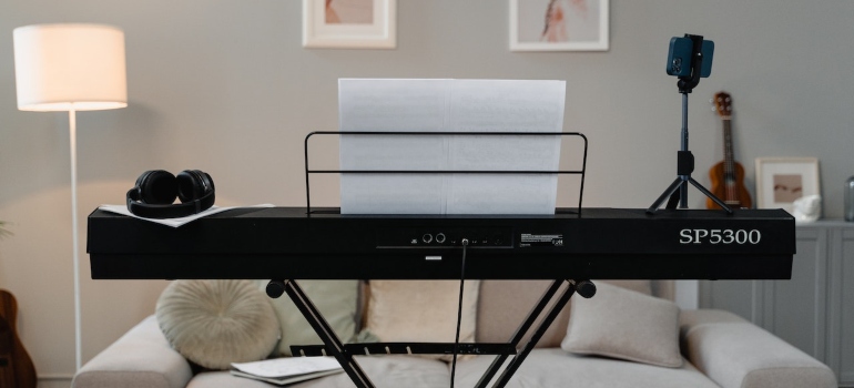 Picture of a synthesizer in a small Alexandria apartment