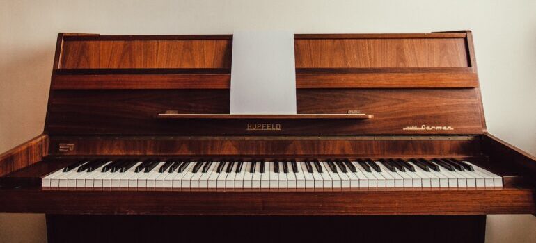 An old piano in the room