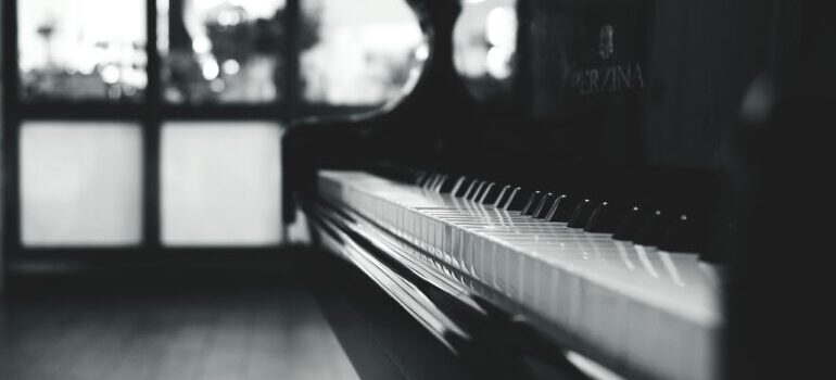 A piano in a black and white photo
