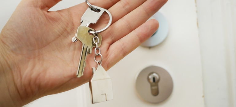 Picture of a person holding house keys 