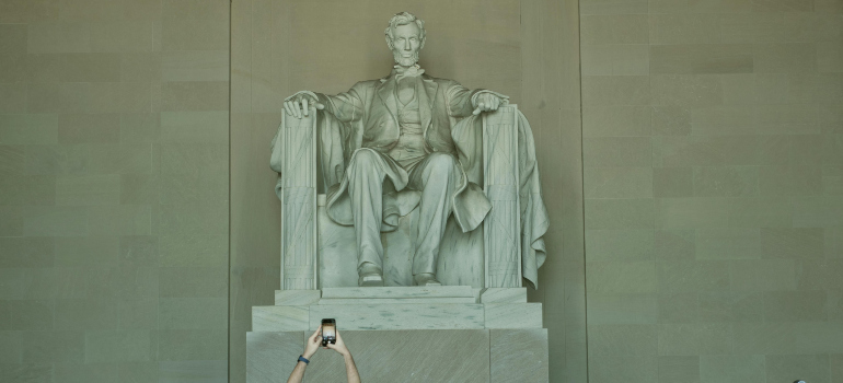 a statue of Abraham Lincoln 
