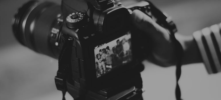 a black and white photo of a photo camera