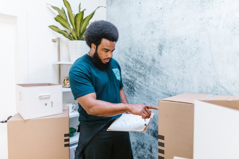 A mover in blue shirt 