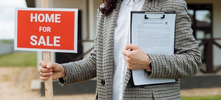 Real estate agent helping with moving from Maryland while selling your home