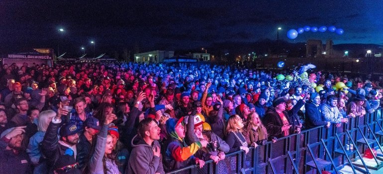 People enjoying live music in Virginia, reflecting the cultural and lifestyle highlights of living in Virginia